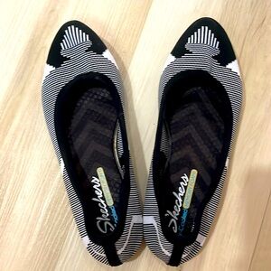 Skechers woven flats size 7 geometric black white